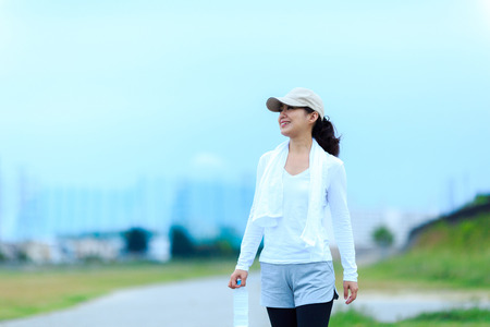 運動後休憩する女性